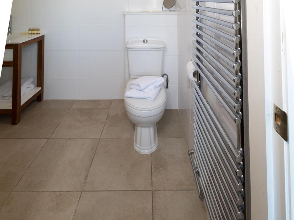 Three Horseshoes Inn Powerstock Стая снимка